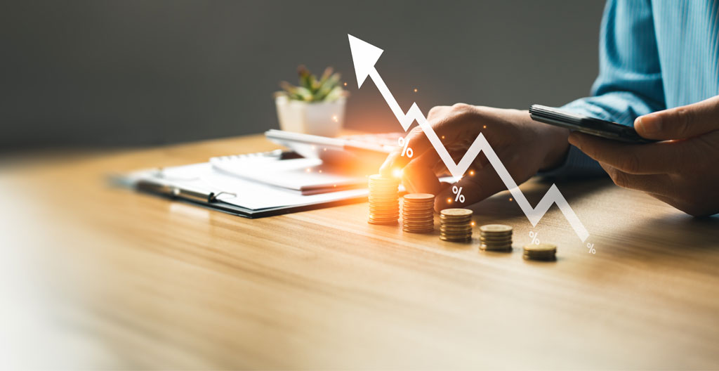 Gros plan macro sur un livret bancaire ouvert montrant des lignes de transactions manuscrites avec stylo posé sur la page